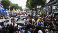 Arak-arakan rombongan Prabowo-Gibran memasuki gedung KPU. Seperti diketahui, hari ini merupakan hari pendaftaran terakhir capres cawapres. KPU telah membuka pendaftaran capres cawapres sejak 19 Oktober 2023.  