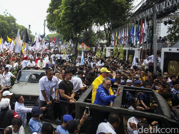 Hari ini, Prabowo dan Gibran diarak ke KPU untuk daftar capres-cawapres. Para ketua umum Koalisi Indonesia Maju (KIM) turut mengantarkan keduanya ke KPU.