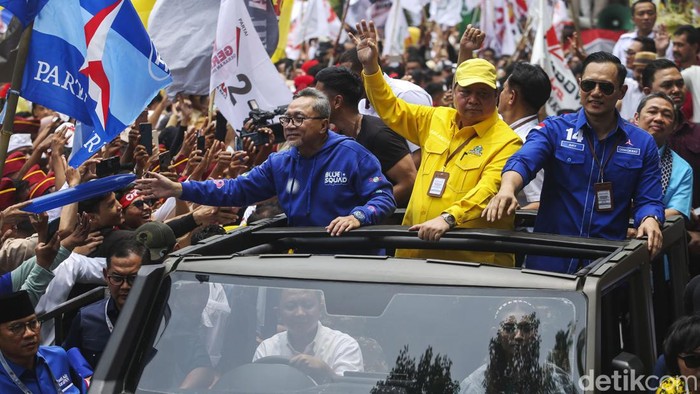 Kompak, Ketum Parpol Pendukung Ikut Arak Prabowo-Gibran ke KPU Hari ini, Prabowo dan Gibran diarak ke KPU untuk daftar capres-cawapres. Para ketua umum Koalisi Indonesia Maju (KIM) turut mengantarkan keduanya ke KPU.