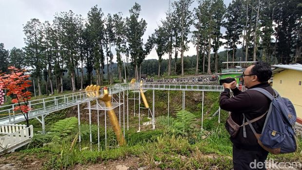 Kondisi jembatan kaca yang pecah dan menyebabkan 1 wisatawan tewas dan 1 luka di lokasi wisata The Geong Hutan Pinus Limpakuwus, Kabupaten Banyumas, Rabu (25/10/2023).
