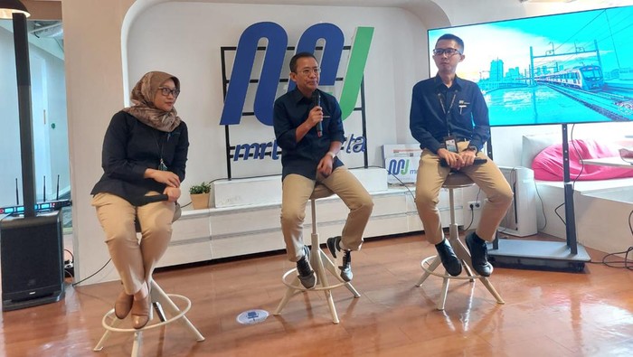 Konferensi Pers MRT Jakarta  menjelaskan penumpang MRT tembus 100.000 ribu per hari.