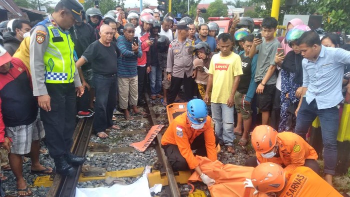 Korban saat dievakuasi oleh petugas. (Foto: Istimewa).