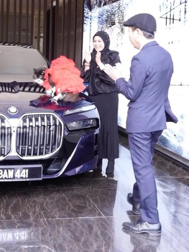 Kucing Dapat Hadiah Mobil