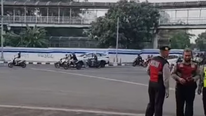 Lalu lintas di depan Stasiun Grogol, Rabu (25/10/2023) pagi ini macet imbas proyek galian air.