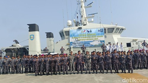 Lantamal VII Kupang saat menggelar upacara penutupan latihan pemetaan laut antara Indonesia dan Australia di Dermaga Lantamal VII Kupang, NTT Rabu (25/10/2023).