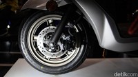 Burgman Street 125 EX menggunakan panel instrumen digital dengan berbagai fitur, seperti Engine Auto Stop-Start Indicator, Eco Drive Indicator, Engine Temperature, Battery Voltage Indicator, Digital Clock, Fuel Gauge, Oil Change Indicator, Dual Trip Meter, Fuel Consumption, dan Engine Check indikator.  