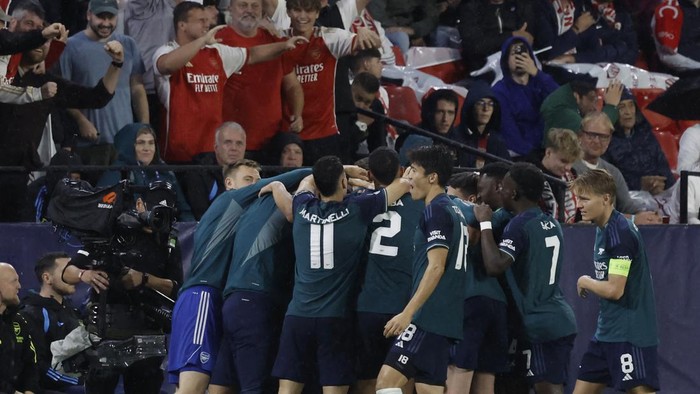 Soccer Football - Champions League - Group B - Sevilla v Arsenal - Ramon Sanchez Pizjuan, Seville, Spain - October 24, 2023 Arsenals Gabriel Jesus celebrates scoring their second goal with Martin Odegaard and teammates REUTERS/Jon Nazca