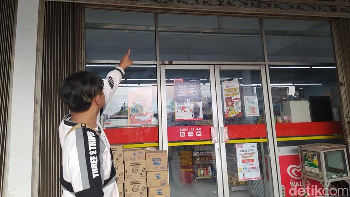 Lokasi minimarket pelaku melakukan pemalakan dengan senjata api, Rabu (25/10/2023). Pria itu sempat meminta Rp 200 ribu saat tidak diberi petugas kasir, pria itu lalu mengambil cokelat.