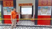 Lokasi kejadian kini dipasangi garis polisi. Satu (korban) atas nama AI (41) luka ringan. Terus yang 1 lagi inisial FA (49) dinyatakan oleh dokter meninggal dunia, ungkap Kapolresta Banyumas, Kombes Edy Suranta Sitepu. Foto: Anang Firmansyah/detikJateng