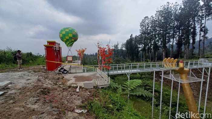 Lokasi wisata The Geong Hutan Pinus Limpakuwus, Kecamatan Sumbang, Kabupaten Banyumas, dipasangi garis polisi usai jembatan kacanya pecah dan menewaskan wisatawan, Rabu (25/10/2023).