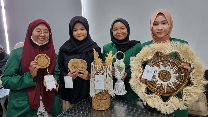Mahasiswa Unusa berhasil mengolah pelepah pisang jadi kerajinan yang bawa cuan.