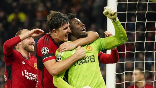 Manchester Uniteds goalkeeper Andre Onana, right, celebrates with teammates after makes a save penalty shoot during the Champions League group A soccer match between Manchester United and Copenhagen at the Old Trafford stadium in Manchester, England, Tuesday, Oct. 24, 2023. (AP Photo/Dave Thompson)