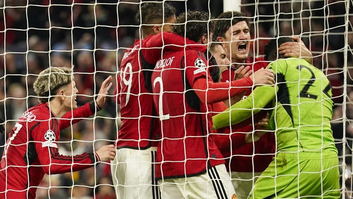 Manchester Uniteds goalkeeper Andre Onana, right, celebrates with teammates after makes a save penalty shoot during the Champions League group A soccer match between Manchester United and Copenhagen at the Old Trafford stadium in Manchester, England, Tuesday, Oct. 24, 2023. (AP Photo/Dave Thompson)