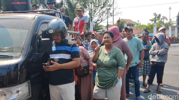 Massa PKL Pasar Pagi atau Bintoro berdemo di Kantor Bupati Demak, Rabu (25/10/2023). Mereka mengeluhkan dagangan sepi sejak ditertibkan.