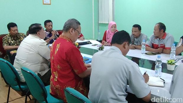 Massa PKL Pasar Pagi atau Bintoro berdemo di Kantor Bupati Demak, Rabu (25/10/2023). Mereka mengeluhkan dagangan sepi sejak ditertibkan.