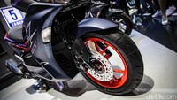 Mengusung konsep Urban Street Style, kesan energik yang stylish coba ditonjolkan melalui kombinasi warna kontras (Two tones) yang disematkan pada body motor.
