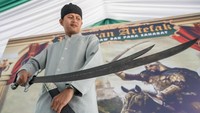 Seorang pengunjung memperhatikan artefak sorban Nabi Muhammad SAW yang dipamerkan di Palu, Sulawesi Tengah, Rabu (25/10/2023).