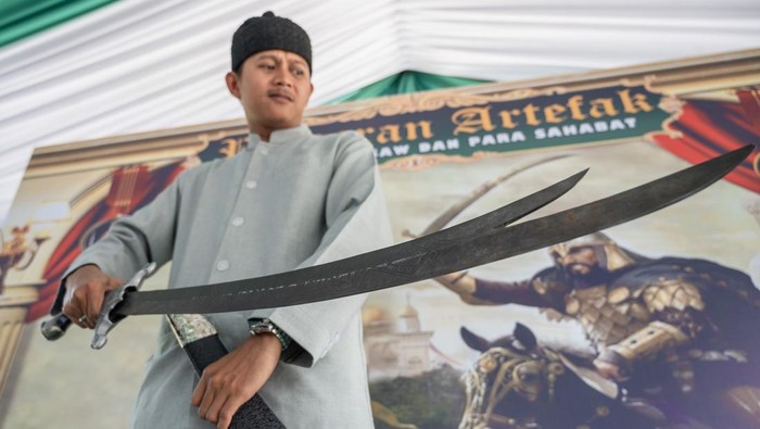 Pemandu memberikan penjelasan tentang artefak cemeti atau cambuk yang diduga milik Nabi Muhammad SAW yang dipamerkan di Palu, Sulawesi Tengah, Rabu (25/10/2023). Pameran yang berlangsung 24 Oktober hingga 3 November itu dimaksudkan untuk mengenalkan sekaligus memupuk kecintaan kepada Nabi Muhammad SAW dan para sahabatnya melalui benda-benda yang dimilikinya. ANTARA FOTO/Basri Marzuki/hp.