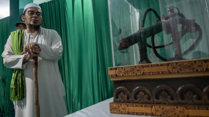 Pemandu memberikan penjelasan tentang artefak cemeti atau cambuk yang diduga milik Nabi Muhammad SAW yang dipamerkan di Palu, Sulawesi Tengah, Rabu (25/10/2023). Pameran yang berlangsung 24 Oktober hingga 3 November itu dimaksudkan untuk mengenalkan sekaligus memupuk kecintaan kepada Nabi Muhammad SAW dan para sahabatnya melalui benda-benda yang dimilikinya. ANTARA FOTO/Basri Marzuki/hp.