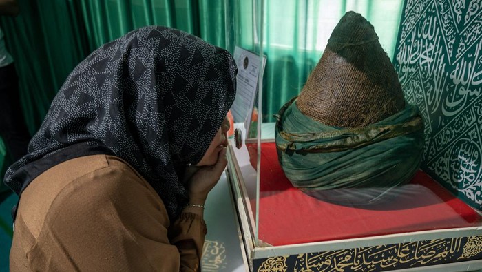 Pemandu memberikan penjelasan tentang artefak cemeti atau cambuk yang diduga milik Nabi Muhammad SAW yang dipamerkan di Palu, Sulawesi Tengah, Rabu (25/10/2023). Pameran yang berlangsung 24 Oktober hingga 3 November itu dimaksudkan untuk mengenalkan sekaligus memupuk kecintaan kepada Nabi Muhammad SAW dan para sahabatnya melalui benda-benda yang dimilikinya. ANTARA FOTO/Basri Marzuki/hp.