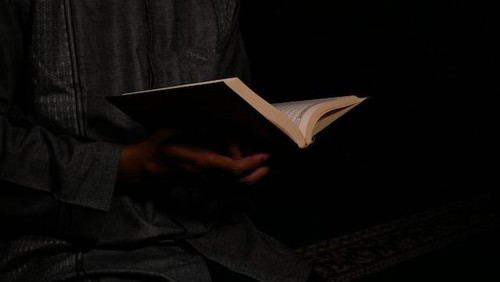Ilustrasi membaca Alquran.