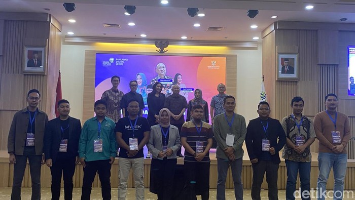 Menkop UKM Teten Masduki dan Stafsus Presiden, Putri Tanjung, membuka Pahlawan Digital UMKM 2023. Mereka bersyukur banyak startup digital terbantu. (Devi Puspitasari/detikcom)
