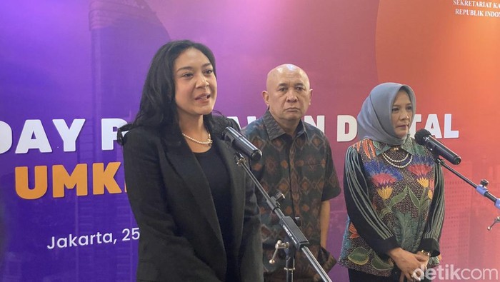 Menkop UKM Teten Masduki dan Stafsus Presiden, Putri Tanjung, membuka Pahlawan Digital UMKM 2023. Mereka bersyukur banyak startup digital terbantu. (Devi Puspitasari/detikcom)