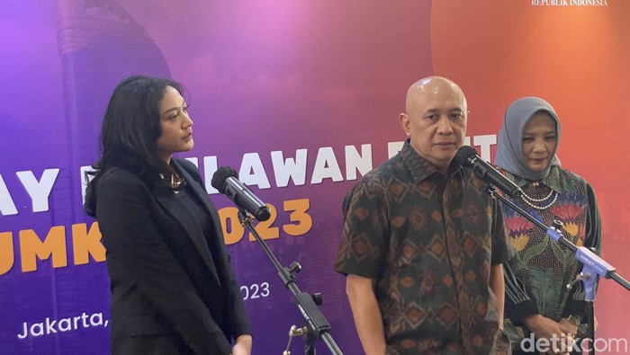 Menkop UKM Teten Masduki (tengah) dan Stafsus Presiden, Putri Tanjung (kiri) (Devi Puspitasari/detikcom)
