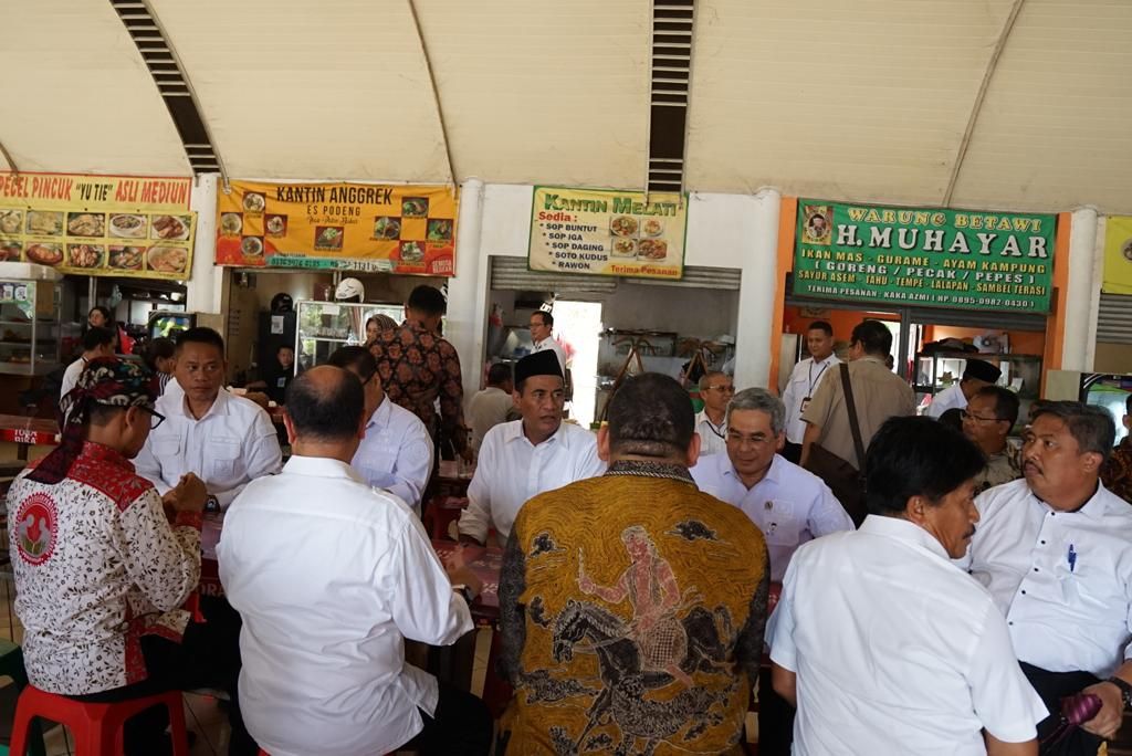Mentan Amran Sulaiman bersilaturahmi dengan PNS Kementan di Kantin Kementan. (Dok. Kementan)