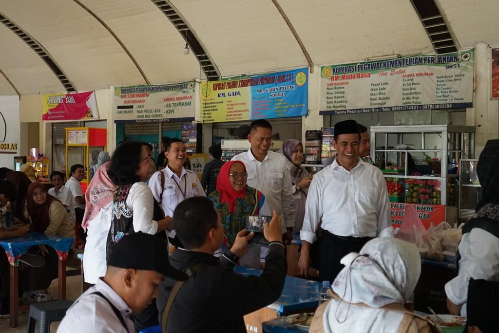 Mentan Amran Sulaiman bersilaturahmi dengan PNS Kementan di Kantin Kementan. (Dok. Kementan)