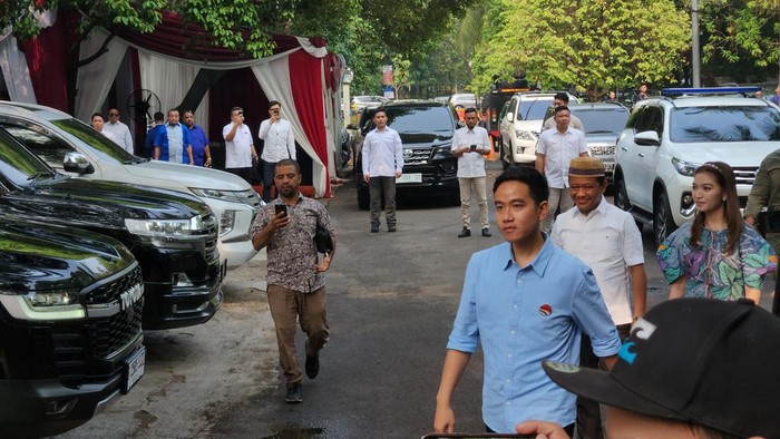 Menteri Investasi/Kepala BKPM Bahlil Lahadalia ikut mendampingi ketibaan Gibran Rakabuming Raka ke rumah Prabowo Subianto.