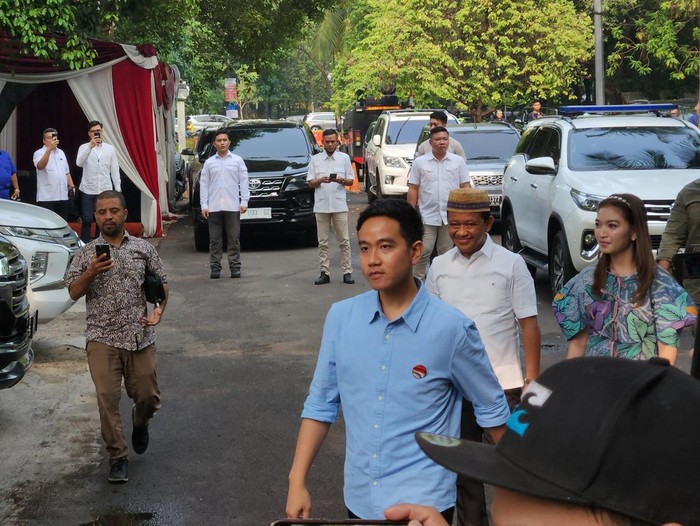 Menteri Investasi/Kepala BKPM Bahlil Lahadalia ikut mendampingi ketibaan Gibran Rakabuming Raka ke rumah Prabowo Subianto.