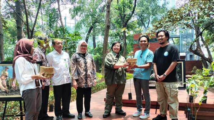 Menteri LHK dan Kaka SLANK Tanam Pohon Bareng (Astrid Meishella/detikcom)
