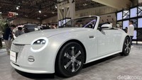 Yang kelima adalah Daihatsu Vision Copen. Dibandingkan versi sebelumnya, Vision Copen lebih bertenaga dengan kapasitas mesin yang naik dua kali lipat, dari 650 cc ke 1.300 cc. Selain itu, sistem penggerak pun diubah dari roda depan ke roda belakang. Daihatsu Vision Copen memiliki penampilan yang stylish da bergaya anak muda. Selain itu, juga memiliki atap yang bisa dibuka tutup secara elektris. Foto: Luthfi Anshori/detikcom
