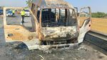 Penampakan Elf Ludes Terbakar di Tol Jombang-Mojokerto