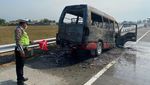 Penampakan Elf Ludes Terbakar di Tol Jombang-Mojokerto