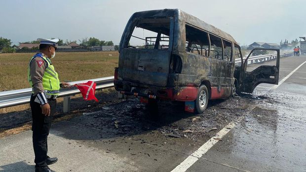 Mobil elf terbakar di Tol Sumo