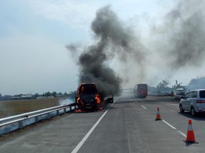 Penampakan Elf Ludes Terbakar di Tol Jombang-Mojokerto