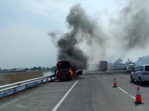 Penampakan Elf Ludes Terbakar di Tol Jombang-Mojokerto