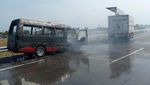 Penampakan Elf Ludes Terbakar di Tol Jombang-Mojokerto