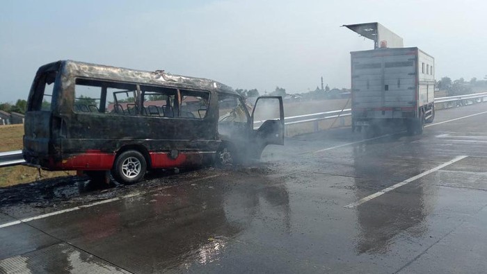 Mobil elf terbakar di Tol Sumo Mobil elf terbakar di Tol Sumo