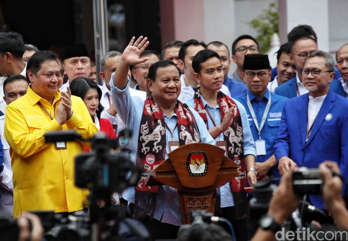 Pasangan calon presiden dan wakil presiden Prabowo Subianto (tengah) dan Gibran Rakabuming Raka (tengah kanan) didampingi para ketua umum partai koalisi menyampaikan keterangan pers usai menyerahkan syarat pencalonan menjadi presiden dan wakil presiden di Kantor Komisi Pemilihan Umum (KPU), Jakarta, Rabu (25/10/2023).