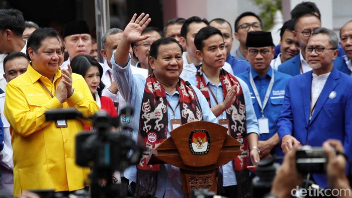 Pasangan calon presiden dan wakil presiden Prabowo Subianto (tengah) dan Gibran Rakabuming Raka (tengah kanan) didampingi para ketua umum partai koalisi menyampaikan keterangan pers usai menyerahkan syarat pencalonan menjadi presiden dan wakil presiden di Kantor Komisi Pemilihan Umum (KPU), Jakarta, Rabu (25/10/2023).
