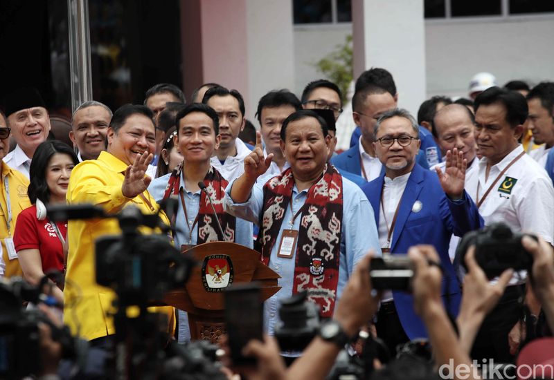 Pasangan calon presiden dan wakil presiden Prabowo Subianto (tengah) dan Gibran Rakabuming Raka (tengah kanan) didampingi para ketua umum partai koalisi menyampaikan keterangan pers usai menyerahkan syarat pencalonan menjadi presiden dan wakil presiden di Kantor Komisi Pemilihan Umum (KPU), Jakarta, Rabu (25/10/2023).