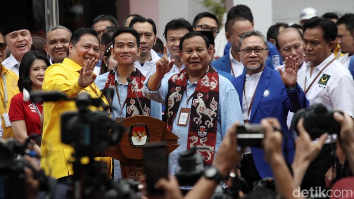 Pasangan calon presiden dan wakil presiden Prabowo Subianto (tengah) dan Gibran Rakabuming Raka (tengah kanan) didampingi para ketua umum partai koalisi menyampaikan keterangan pers usai menyerahkan syarat pencalonan menjadi presiden dan wakil presiden di Kantor Komisi Pemilihan Umum (KPU), Jakarta, Rabu (25/10/2023).
