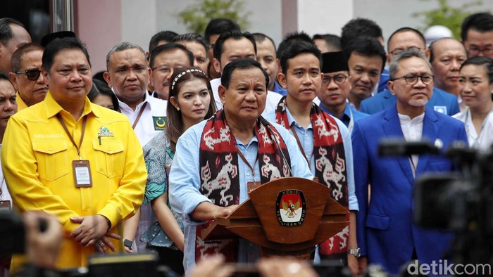 Momen Koalisi Indonesia Maju Kumpul di KPU Dukung Prabowo-Gibran Pasangan calon presiden dan wakil presiden Prabowo Subianto (tengah) dan Gibran Rakabuming Raka (tengah kanan) didampingi para ketua umum partai koalisi menyampaikan keterangan pers usai menyerahkan syarat pencalonan menjadi presiden dan wakil presiden di Kantor Komisi Pemilihan Umum (KPU), Jakarta, Rabu (25/10/2023).