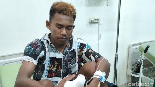 Muhaimin, warga Pulau Rinca yang digigit komodo menjalani perawatan di UGD RSUD Komodo Labuan Bajo. (Ambrosius Ardin)