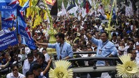 Prabowo dan Gibran juga menyapa pendukung yang memenuhi jalan.  