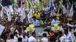 Diarak ke KPU, Prabowo-Gibran Sapa Pendukung dari Atas Maung
