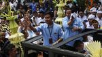 Diarak ke KPU, Prabowo-Gibran Sapa Pendukung dari Atas Maung